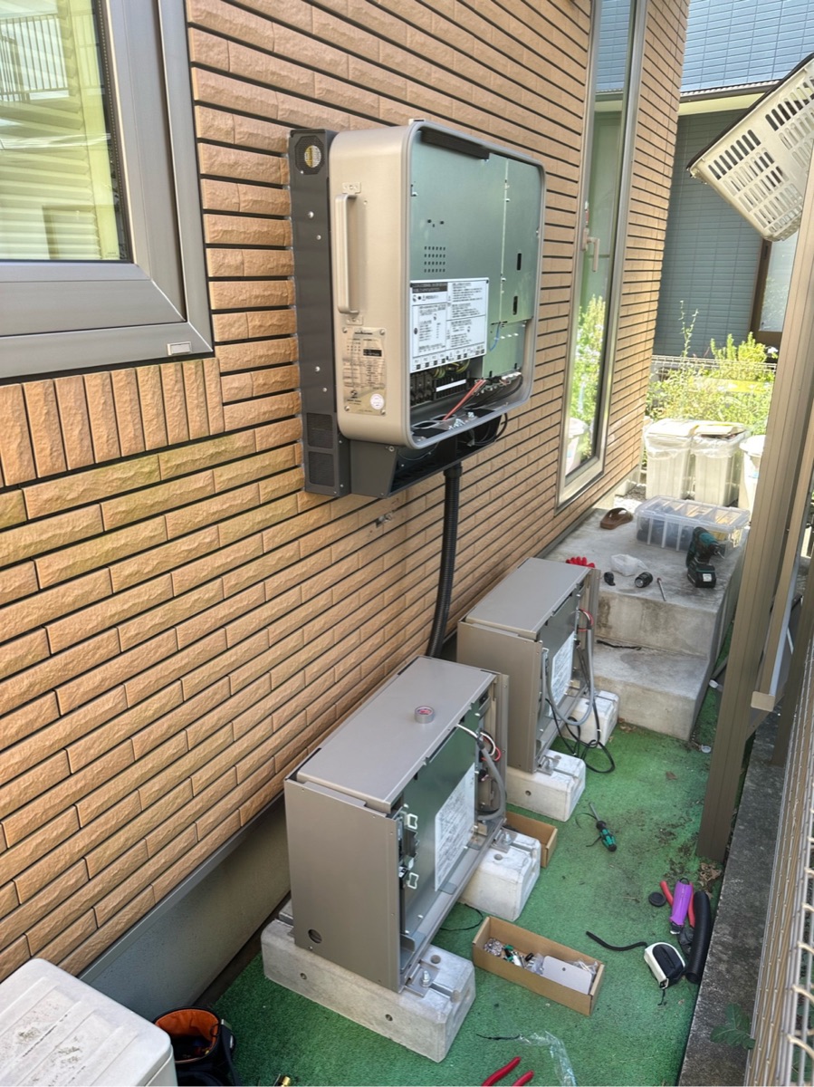 住宅で蓄電池とパワーコンディショナを設置している工事中の様子